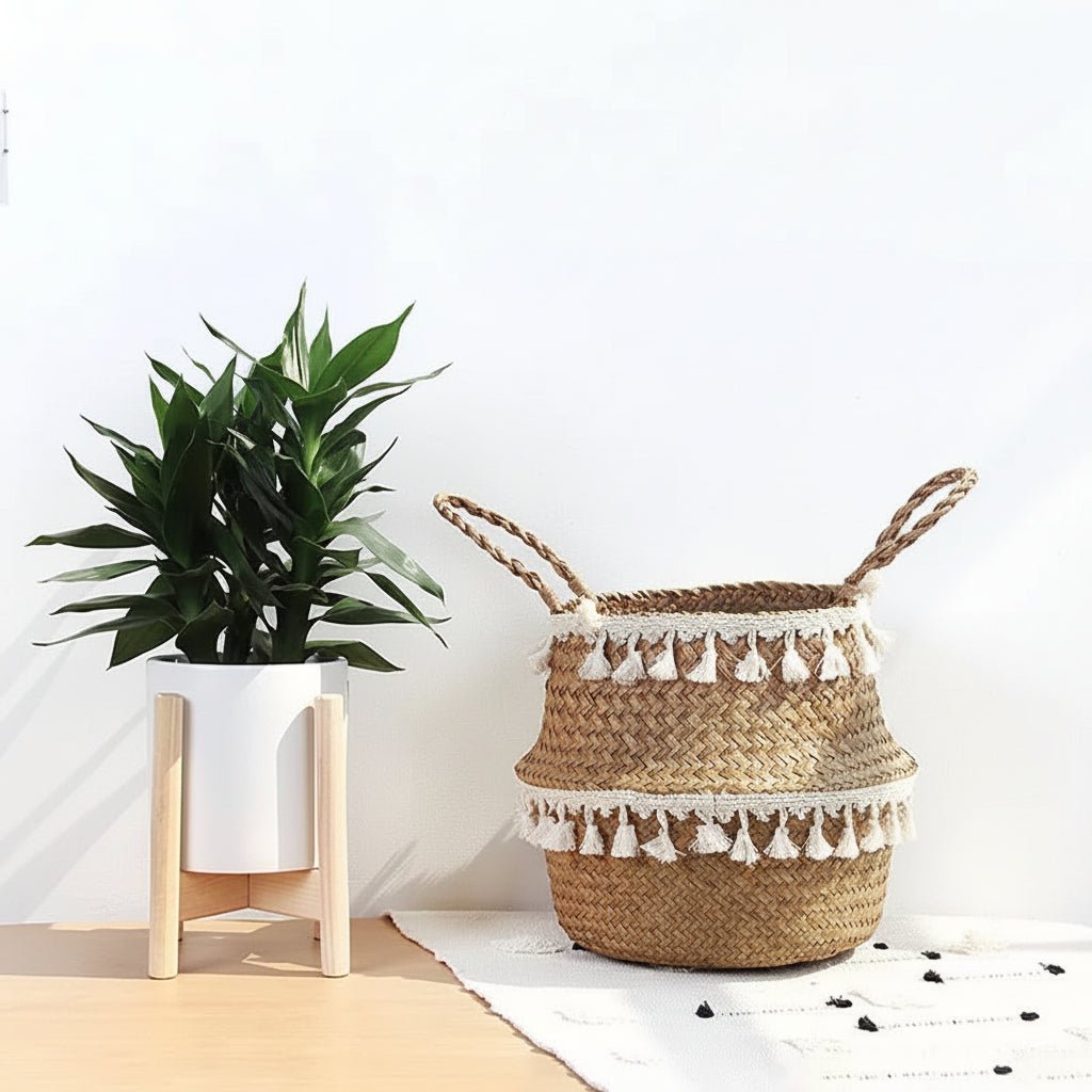 Panier en bambou plié sur une table en bois