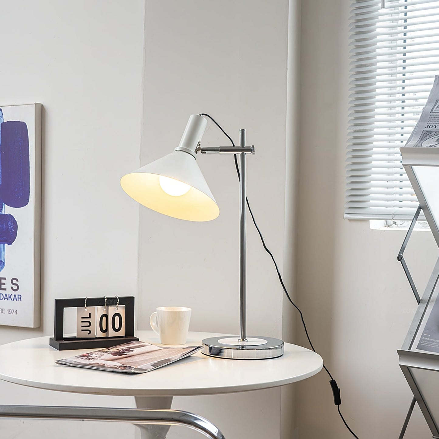 Lampe de table sur un bureau, lumière dirigée vers le bas