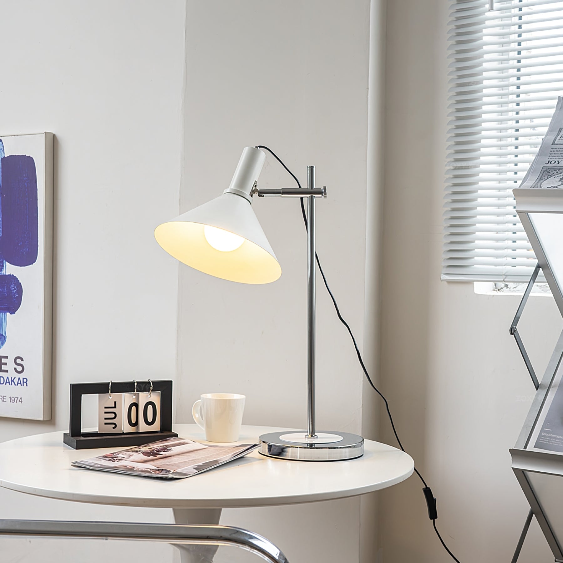 Lampe de table sur un bureau, lumière dirigée vers le bas
