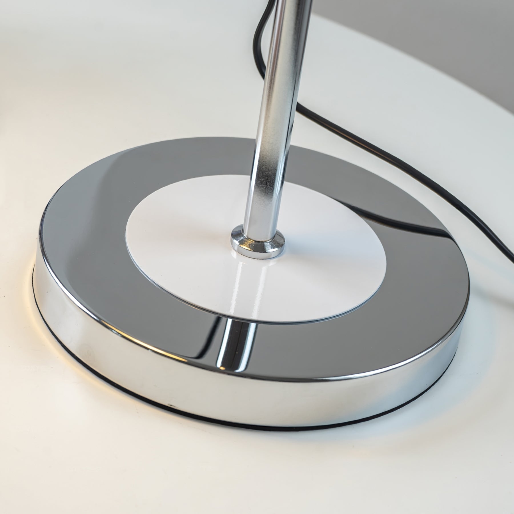 Détail du socle en métal et interrupteur à bouton-poussoir
