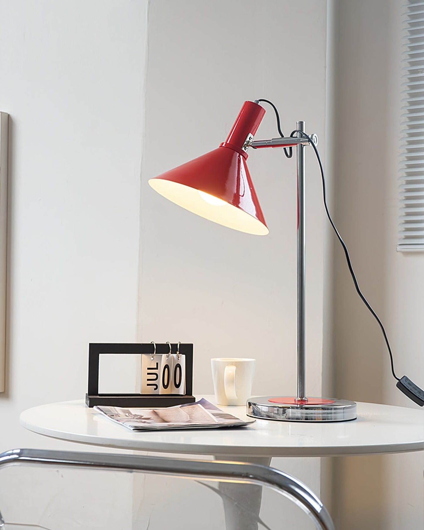 Vue latérale de la lampe montrant le cordon et la prise