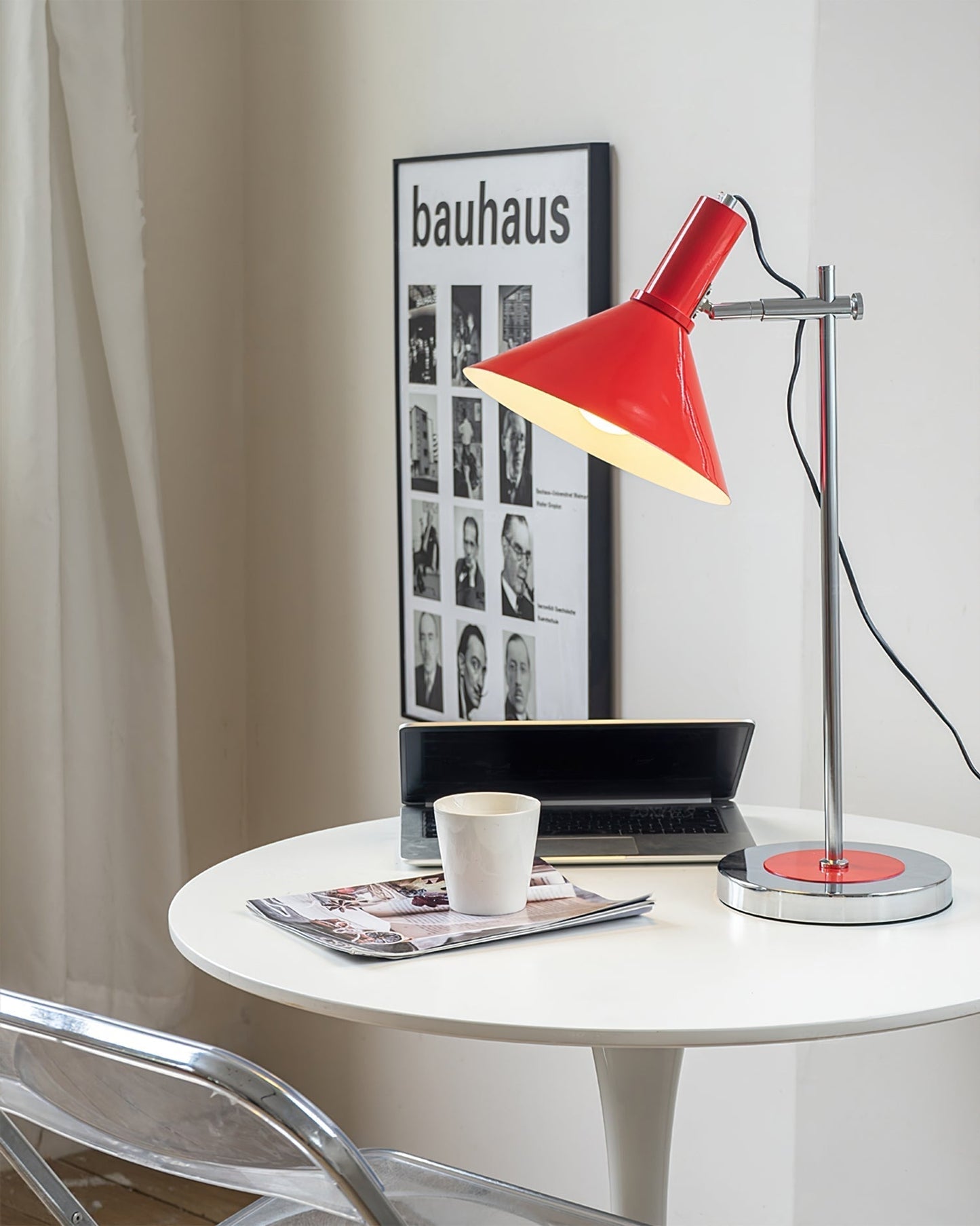 Lampe de table en métal blanc, design épuré et moderne