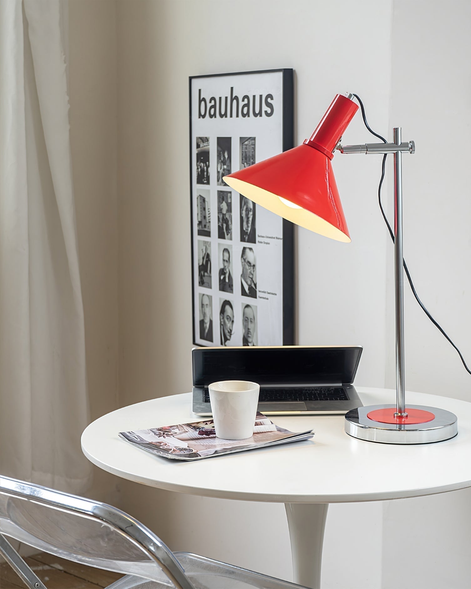 Lampe de table en métal blanc, design épuré et moderne