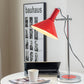Lampe avec abat-jour rouge, éclairant un espace de travail