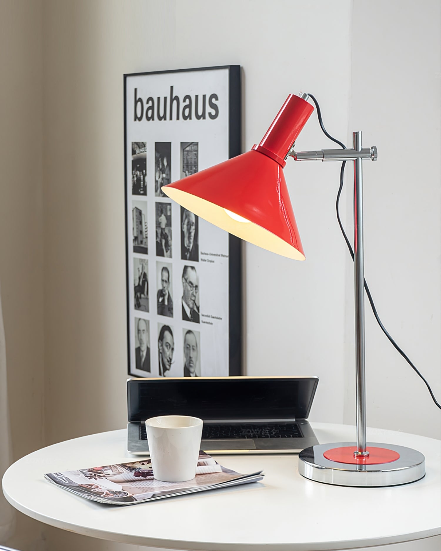 Lampe avec abat-jour rouge, éclairant un espace de travail