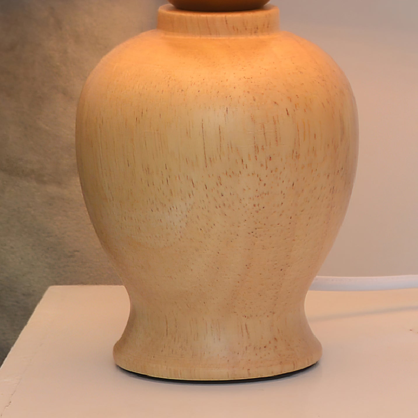 Lampe de table sur une table en bois clair