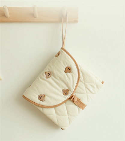 Surface du matelas à langer avec motif d'ours