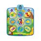 Enfant suivant des motifs lumineux sur un tapis interactif