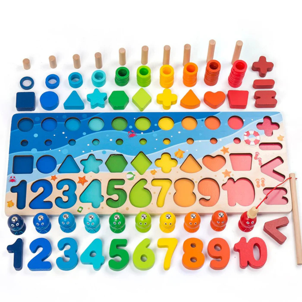 Enfant jouant avec des pièces de puzzle en bois