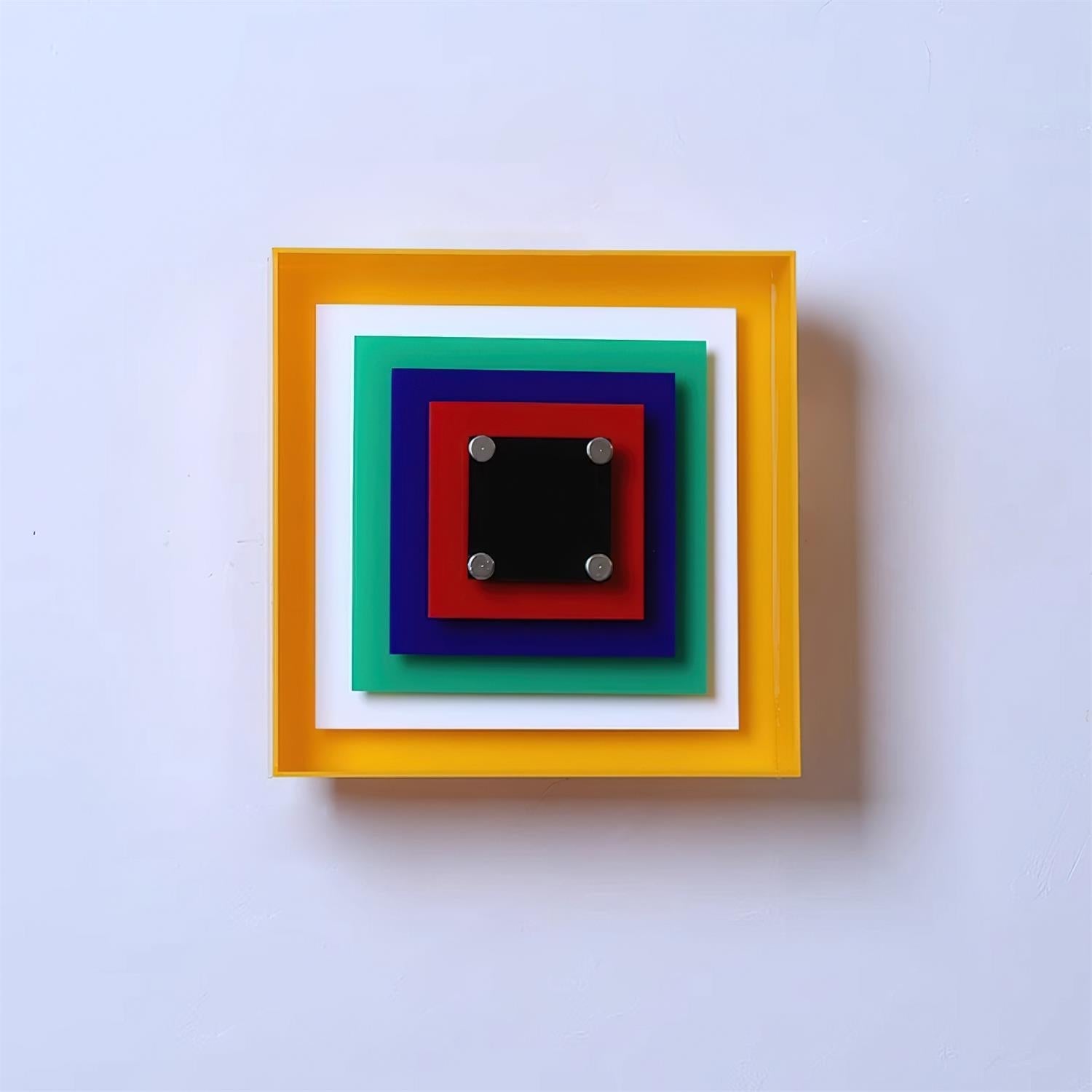Installation facile de l'applique murale avec prise visible