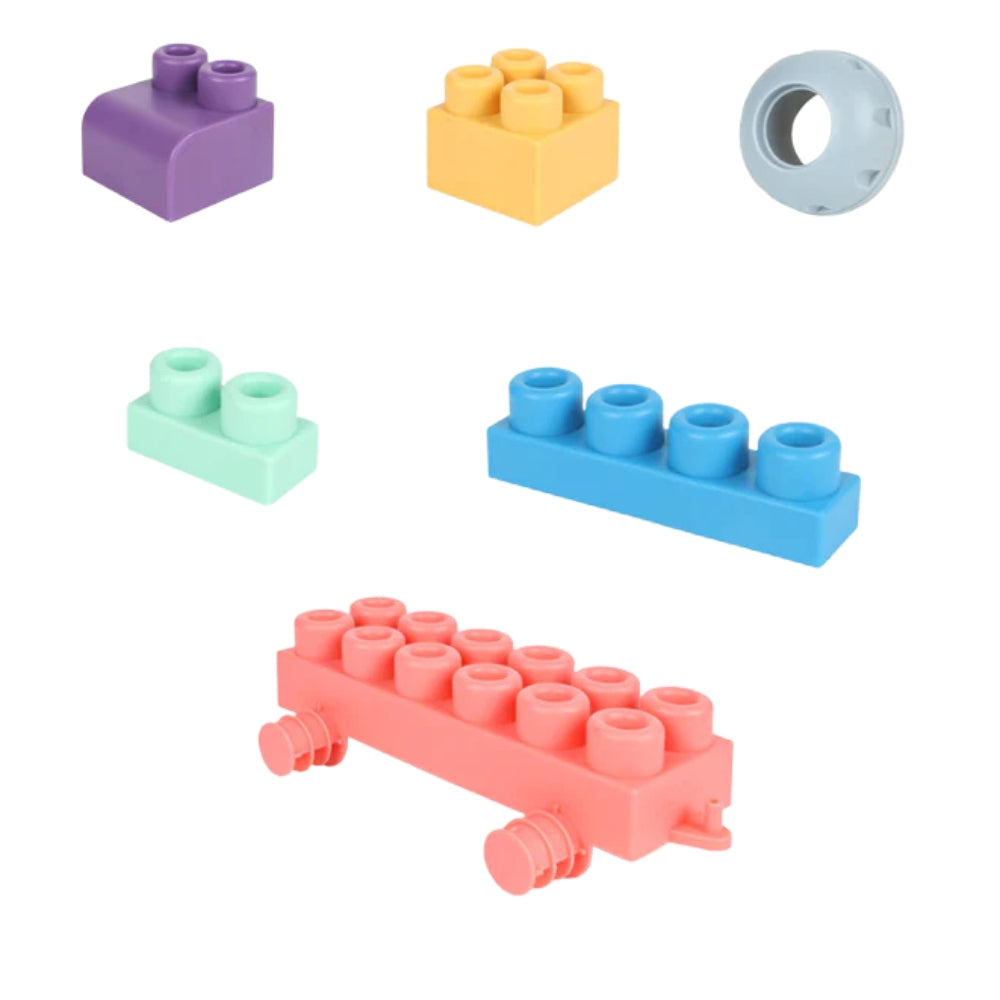 Enfant jouant avec des blocs de construction souples et colorés