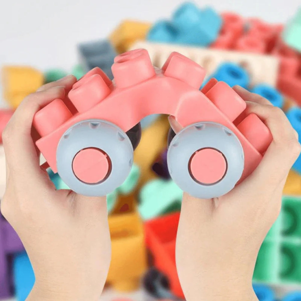 Blocs souples dispersés autour d'un enfant concentré