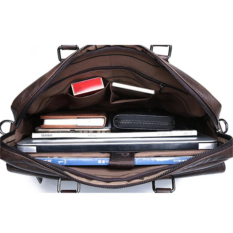 Vue de côté du sac en cuir montrant les poches spacieuses