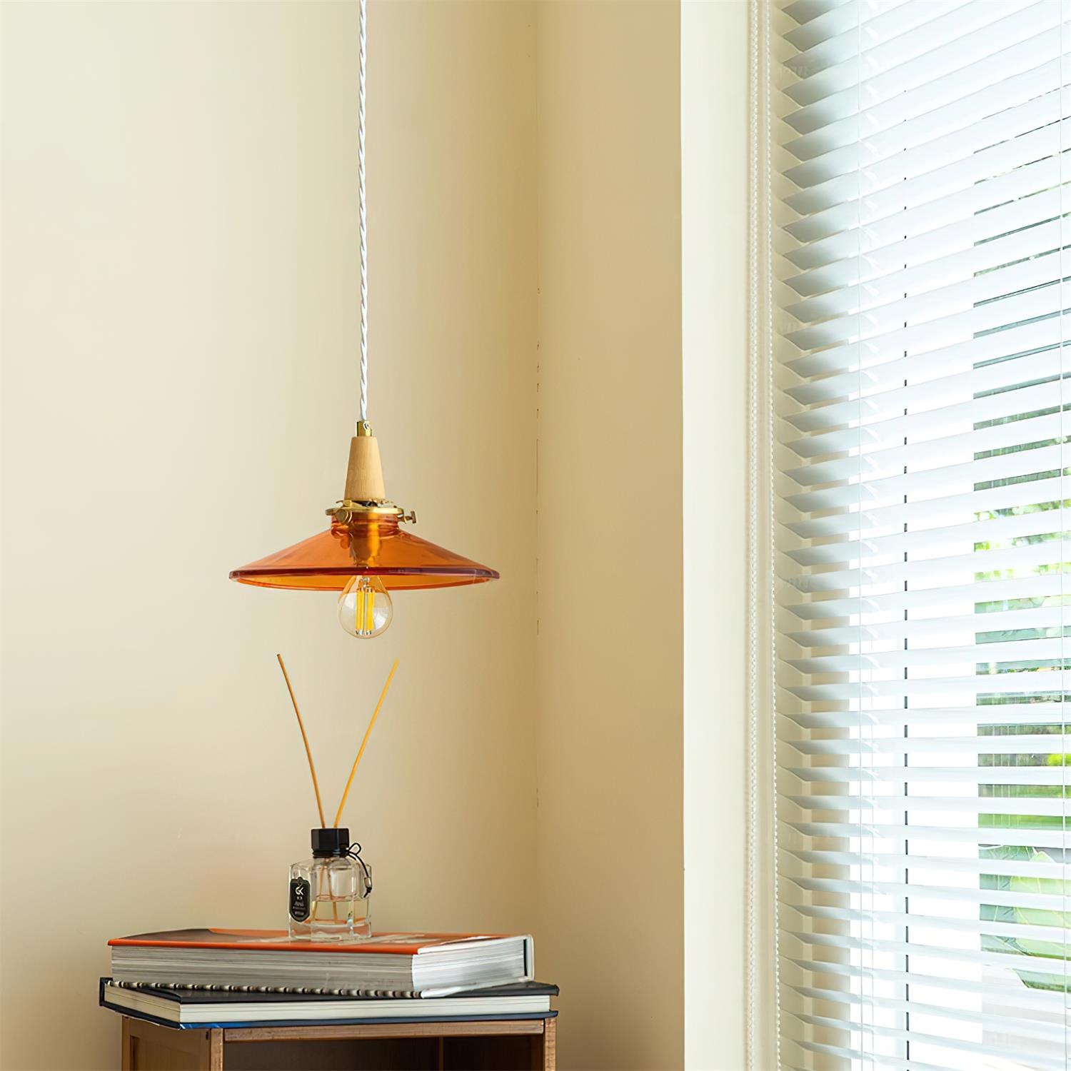 Détail du dessus en bois de la lampe suspendue