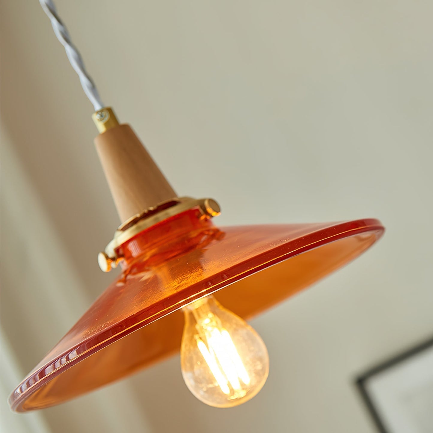 Lampe suspendue éclairée, créant une ambiance chaleureuse