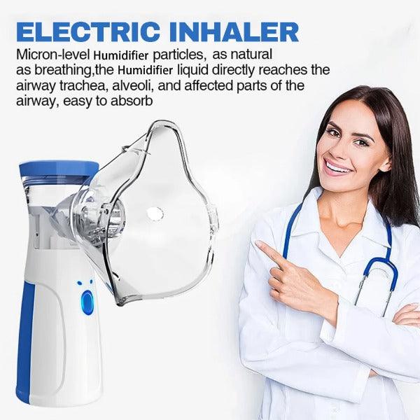 Inhalateur en main, illustrant sa taille compacte et portable