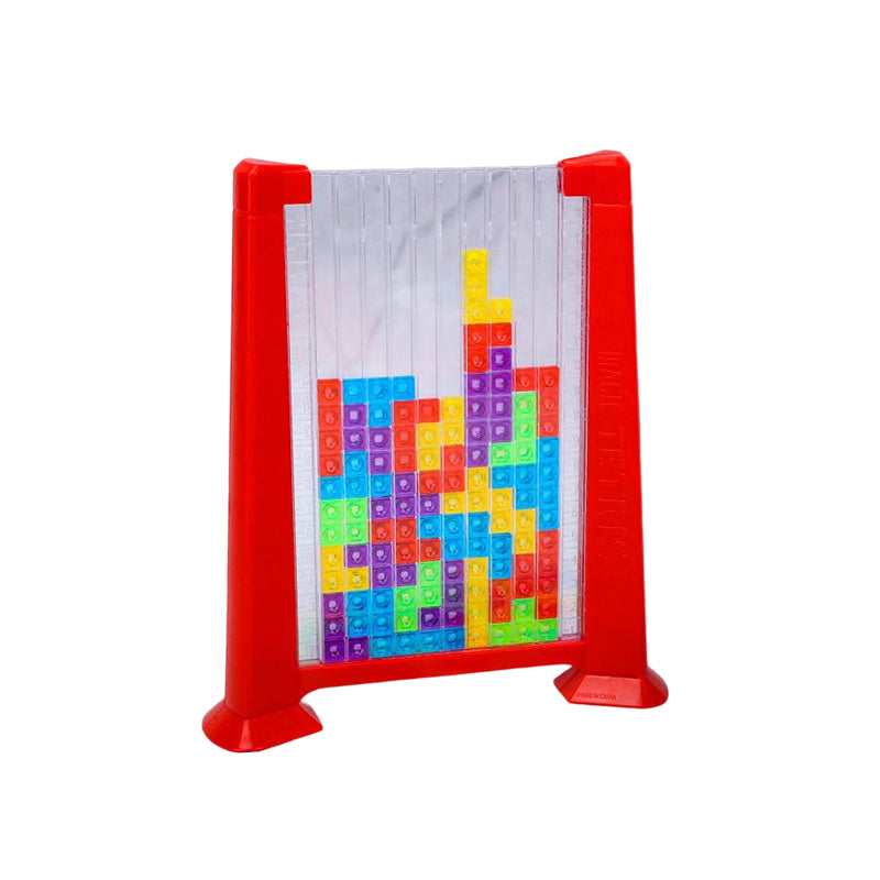 Enfant concentré construisant avec des blocs colorés