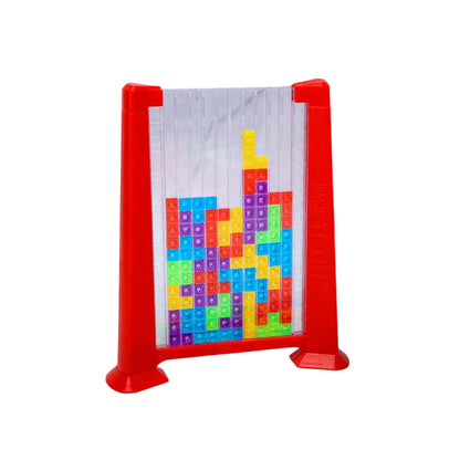 Enfant concentré construisant avec des blocs colorés
