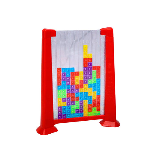 Enfant concentré construisant avec des blocs colorés