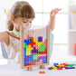 Blocs colorés en cristal empilés en forme de tour
