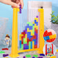 Enfant jouant avec des blocs translucides sur une table