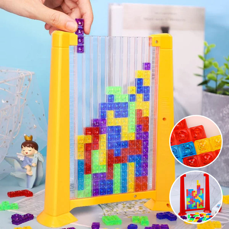 Enfant jouant avec des blocs translucides sur une table