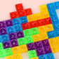 Vue d'ensemble de plusieurs blocs colorés sur un tapis