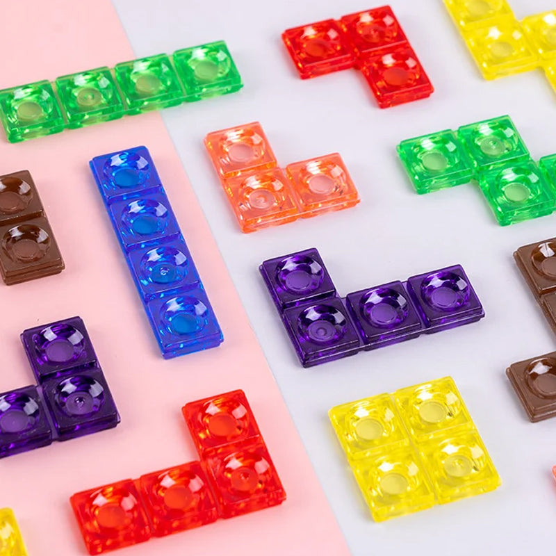 Blocs en plastique formant une structure architecturale