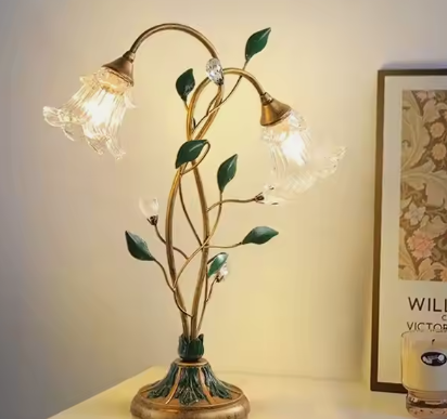 Lampe allumée sur une table en bois