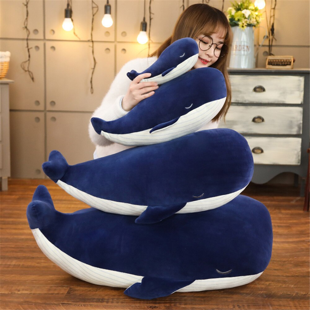 Baleine en peluche bleu et blanc sur fond blanc