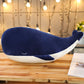 Vue latérale de la baleine en peluche avec yeux fermés