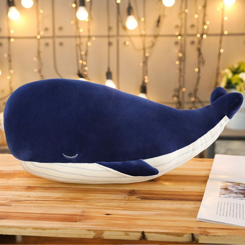 Vue latérale de la baleine en peluche avec yeux fermés