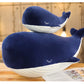 Baleine en peluche posée sur un lit, ambiance cosy