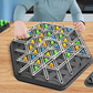 Enfants concentrés sur un jeu de stratégie amusant