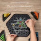 Plateau de jeu en bois avec pièces et dés visibles