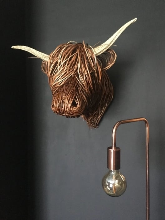 Ambiance rustique avec sculpture de vache élégante