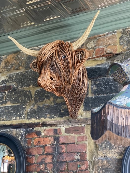 Sculpture murale de vache en résine et métal brun