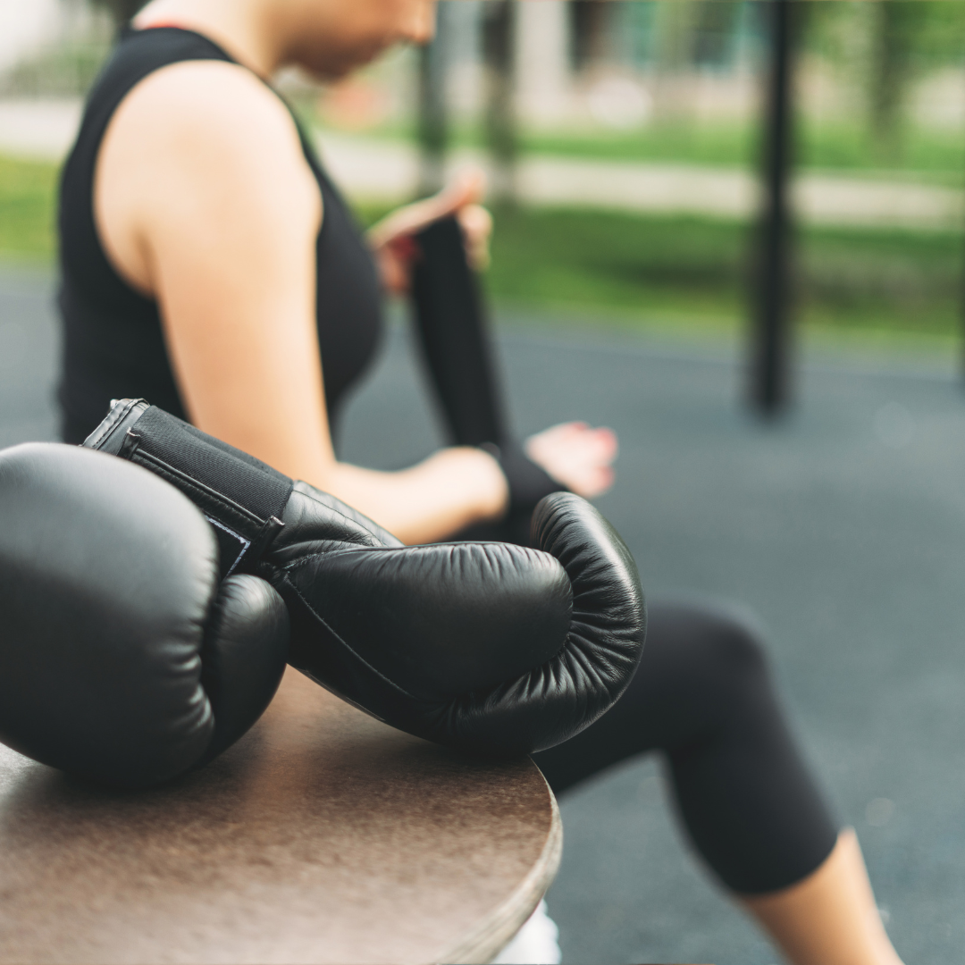 Gros plan sur la texture élastique des bandages de boxe