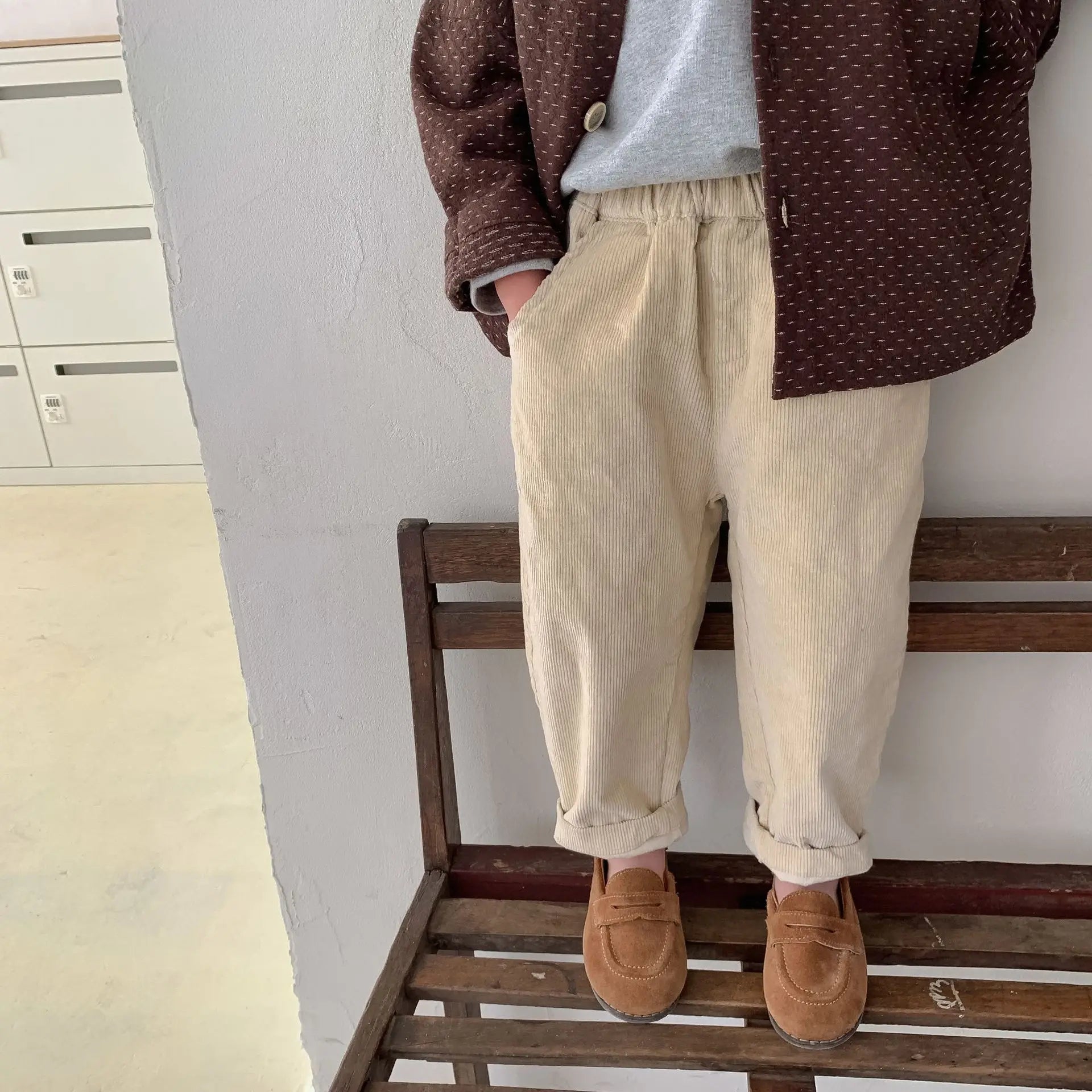 Pantalon enfant beige en côtes, idéal pour le confort quotidien