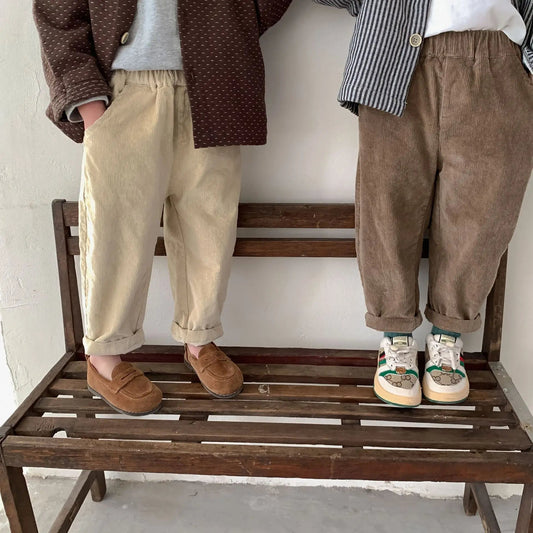 Vue latérale d'un pantalon enfant beige avec taille élastique