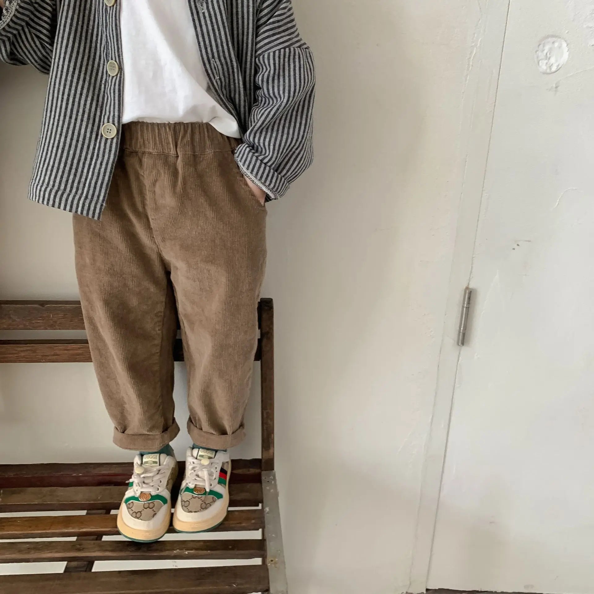 Détail de la taille élastique d'un pantalon enfant en côtes
