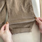 Gros plan sur la texture douce du pantalon côtelé