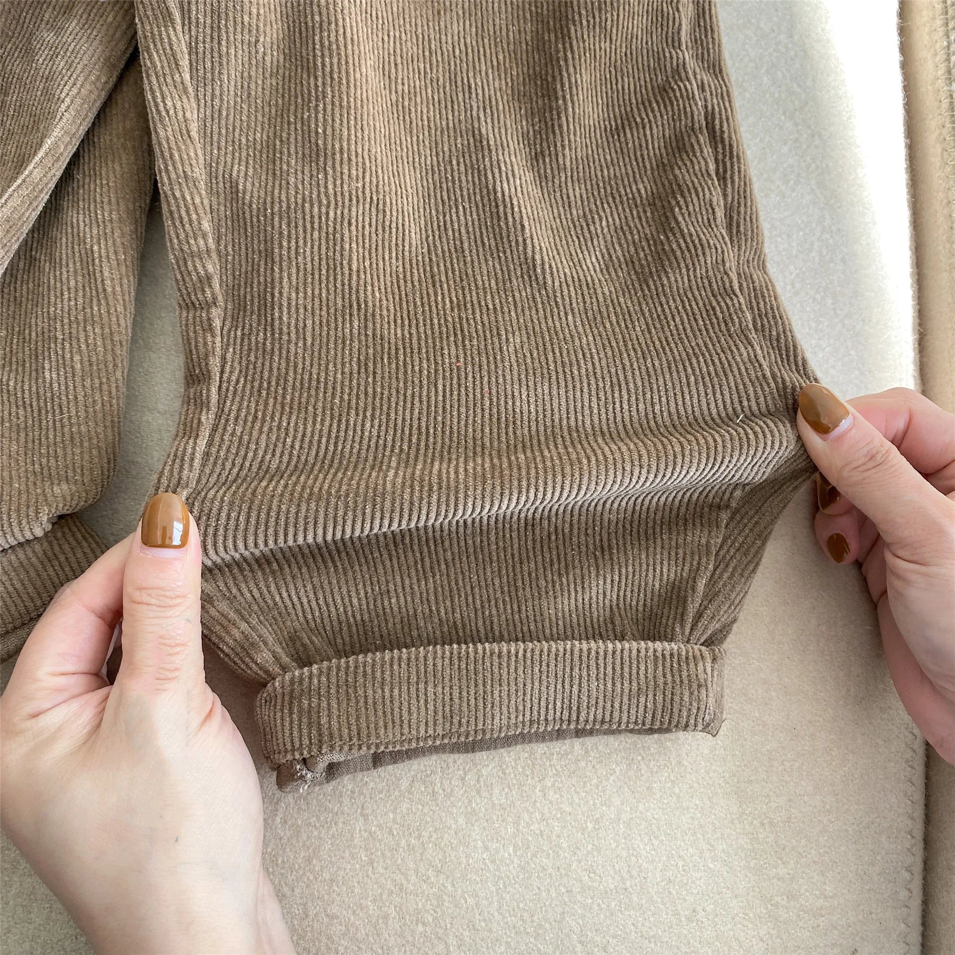 Gros plan sur la texture douce du pantalon côtelé