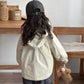 Enfant portant la parka beige avec capuche et poches