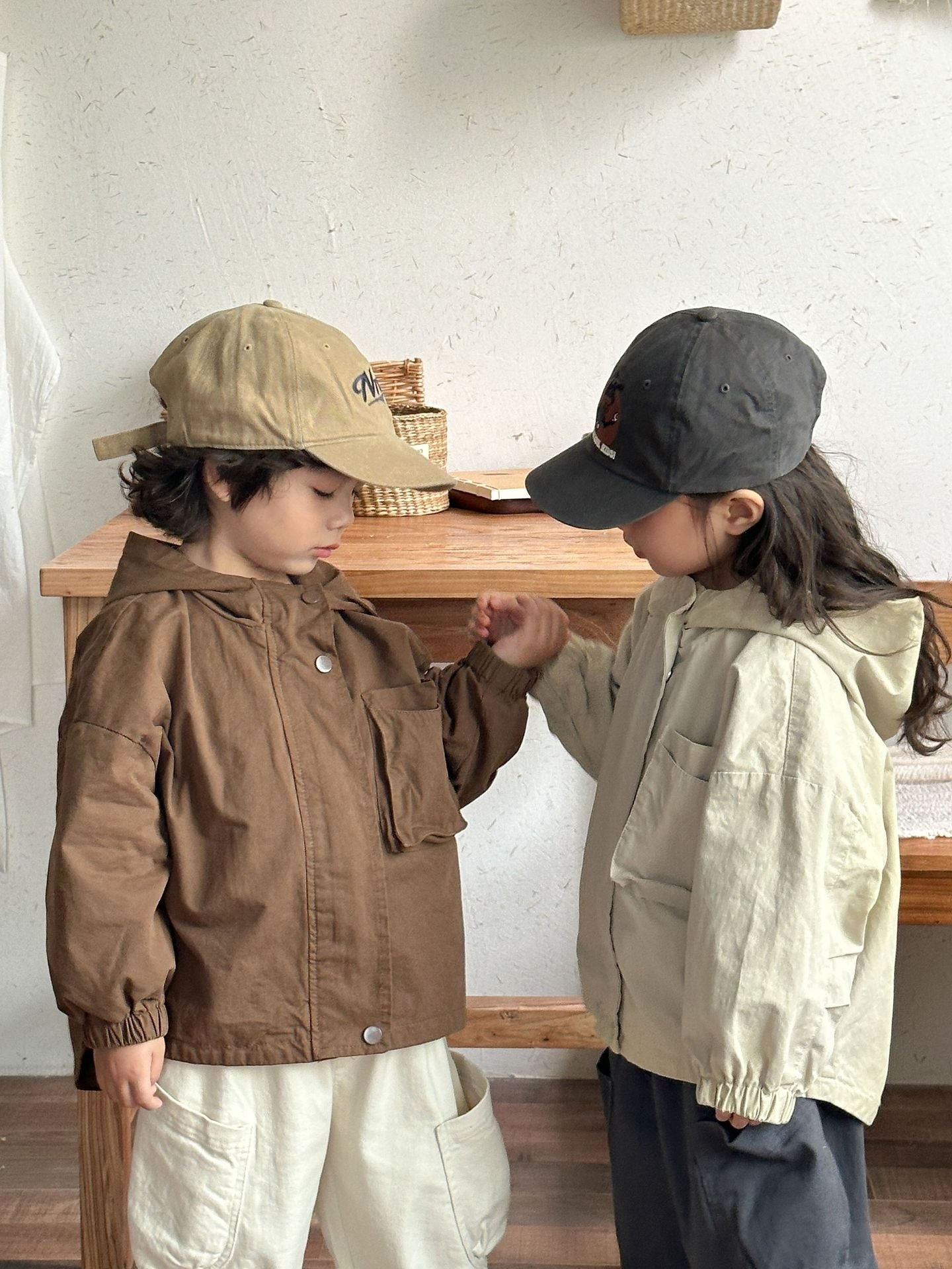 Veste parka beige pour enfants, vue de côté