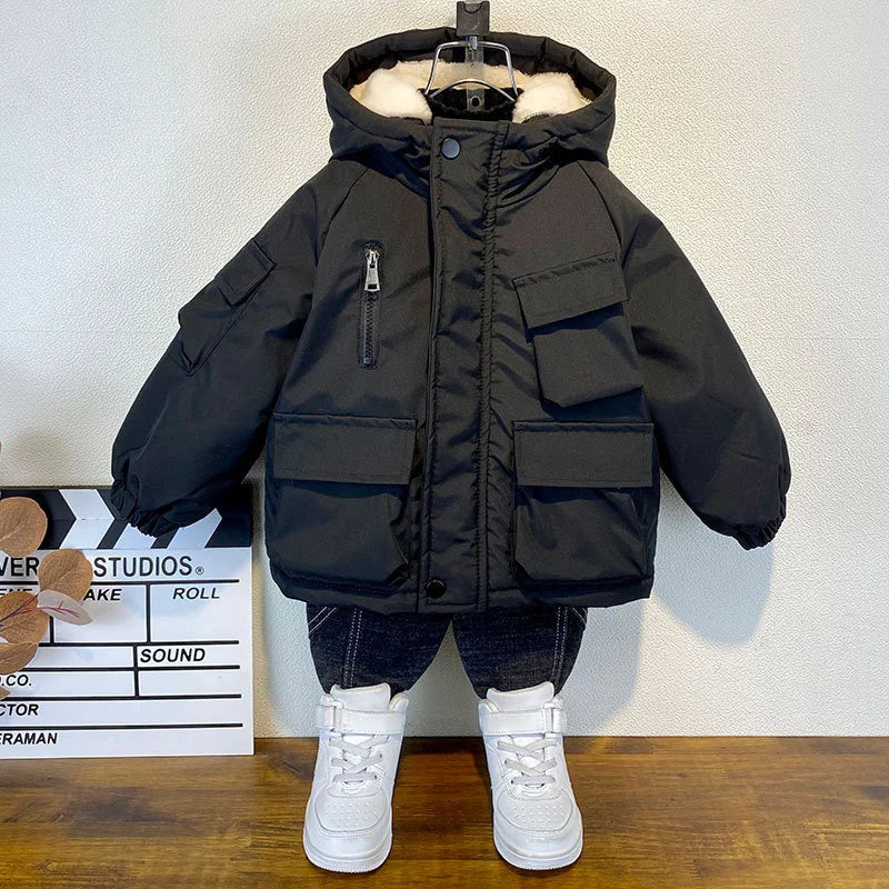 Détail de la capuche isolante sur la veste d'hiver