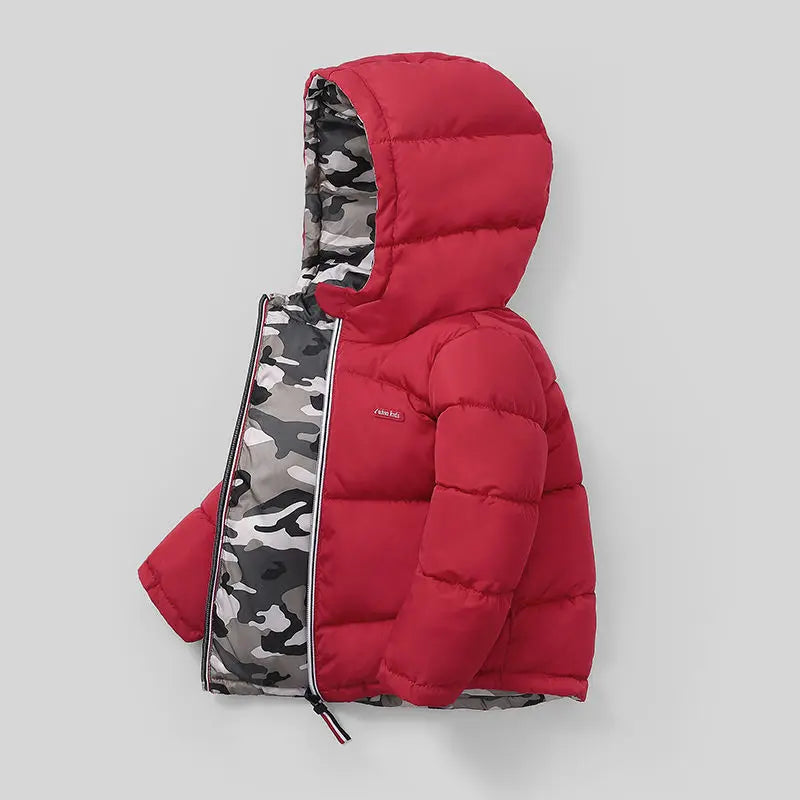 Vue arrière de la veste d'hiver pour garçon