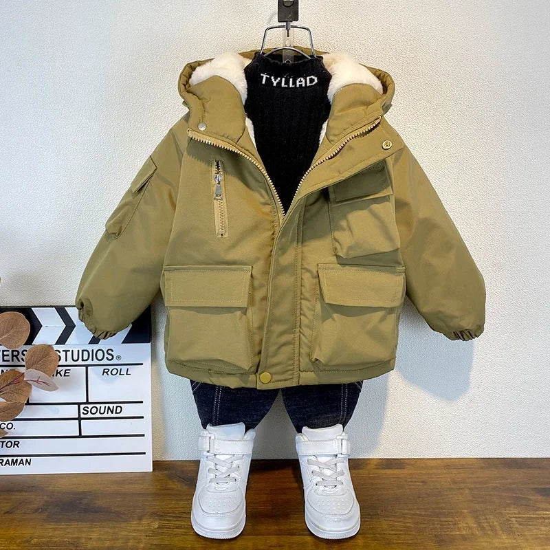 Enfant portant une veste d'hiver en extérieur
