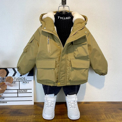 Enfant portant une veste d'hiver en extérieur