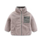 Enfant portant une veste en fleece dans un parc